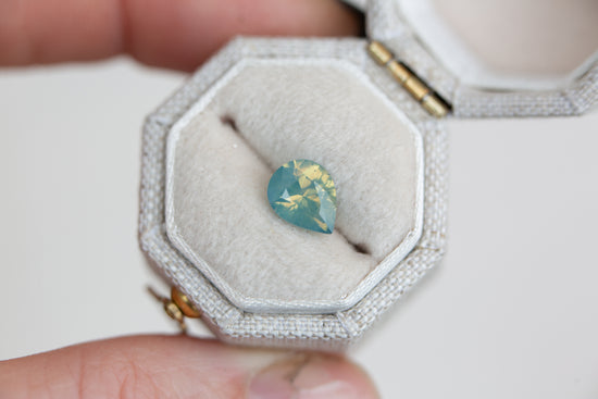 Load image into Gallery viewer, 1.56ct opalescent teal sapphire

