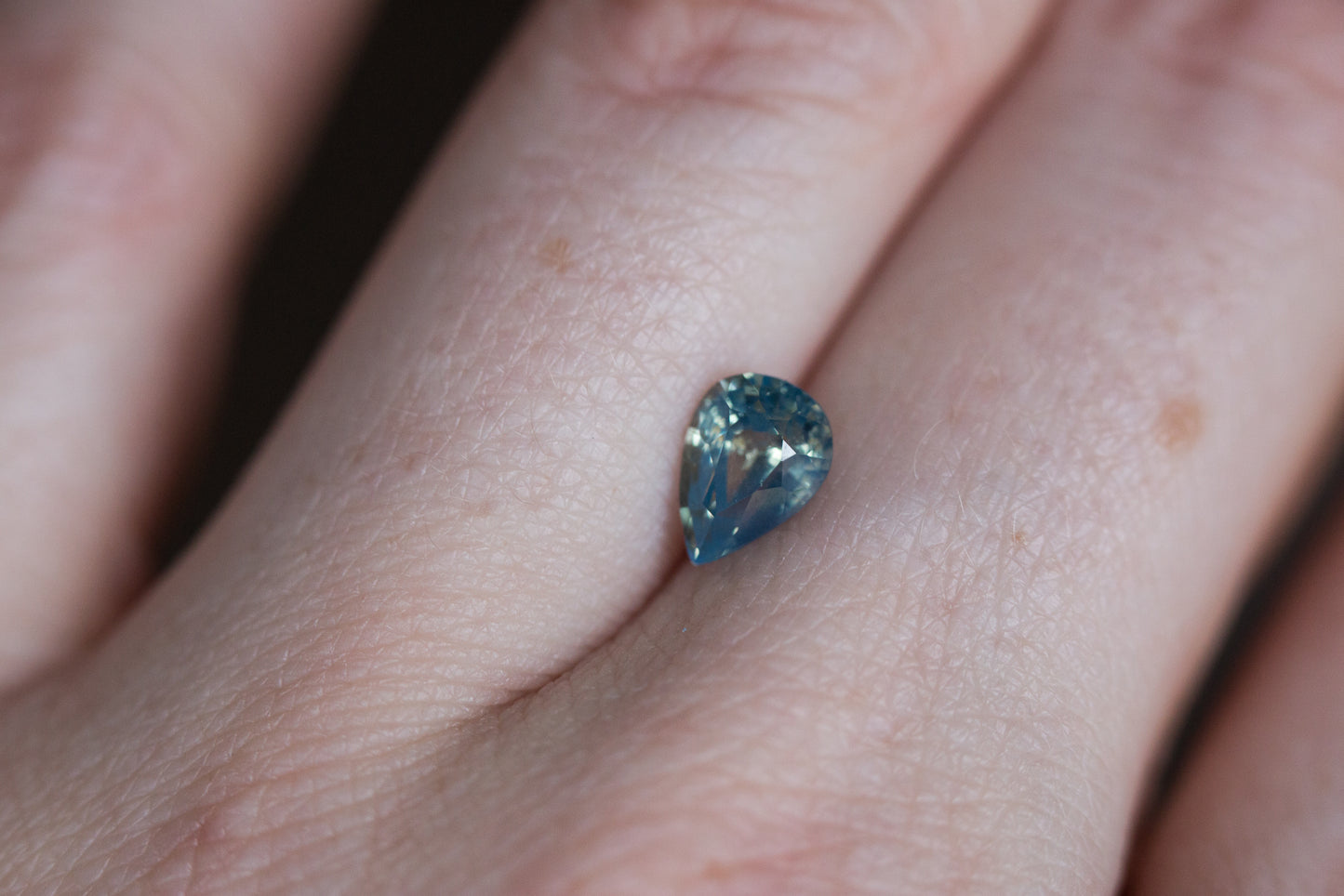 Load image into Gallery viewer, 1.23ct parti blue opalescent sapphire
