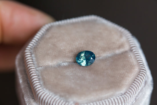 Load image into Gallery viewer, .97ct teal opalescent oval sapphire

