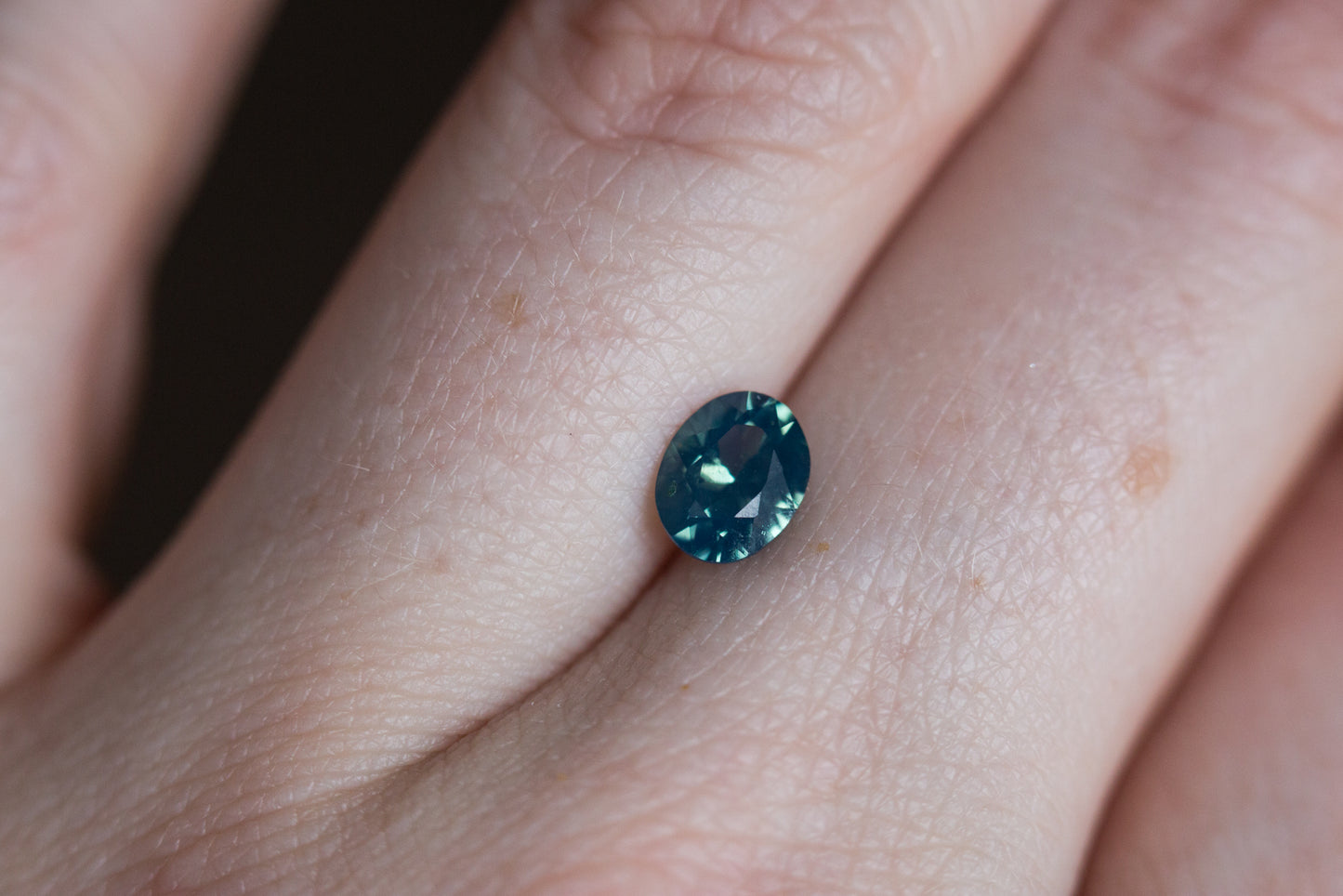 Load image into Gallery viewer, .97ct teal opalescent oval sapphire
