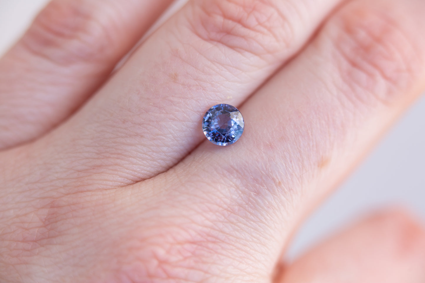 Load image into Gallery viewer, 1.14ct round purple blue sapphire
