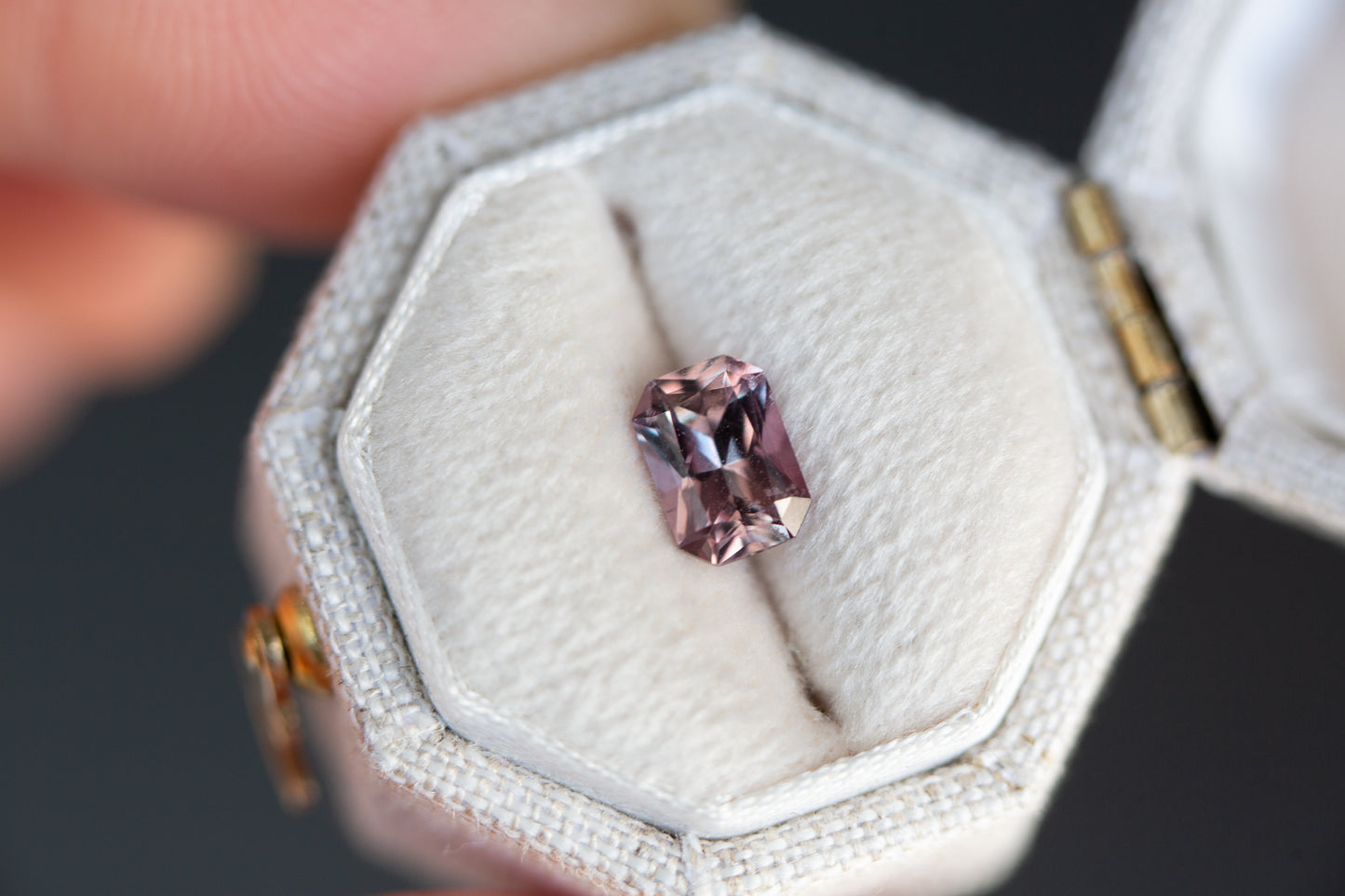 Load image into Gallery viewer, 1.05ct mauve pink emerald cut sapphire
