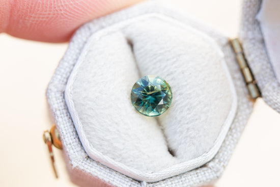 Load image into Gallery viewer, 1.38ct round teal sapphire
