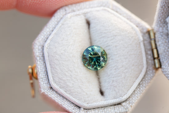 Load image into Gallery viewer, 1.38ct round teal sapphire
