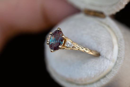 Aspen setting with oval lab alexandrite 6 prongs