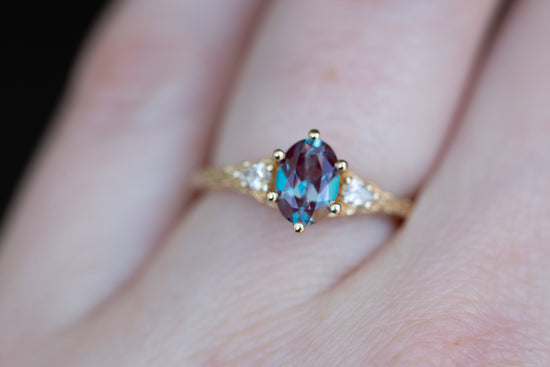 Aspen setting with oval lab alexandrite 6 prongs
