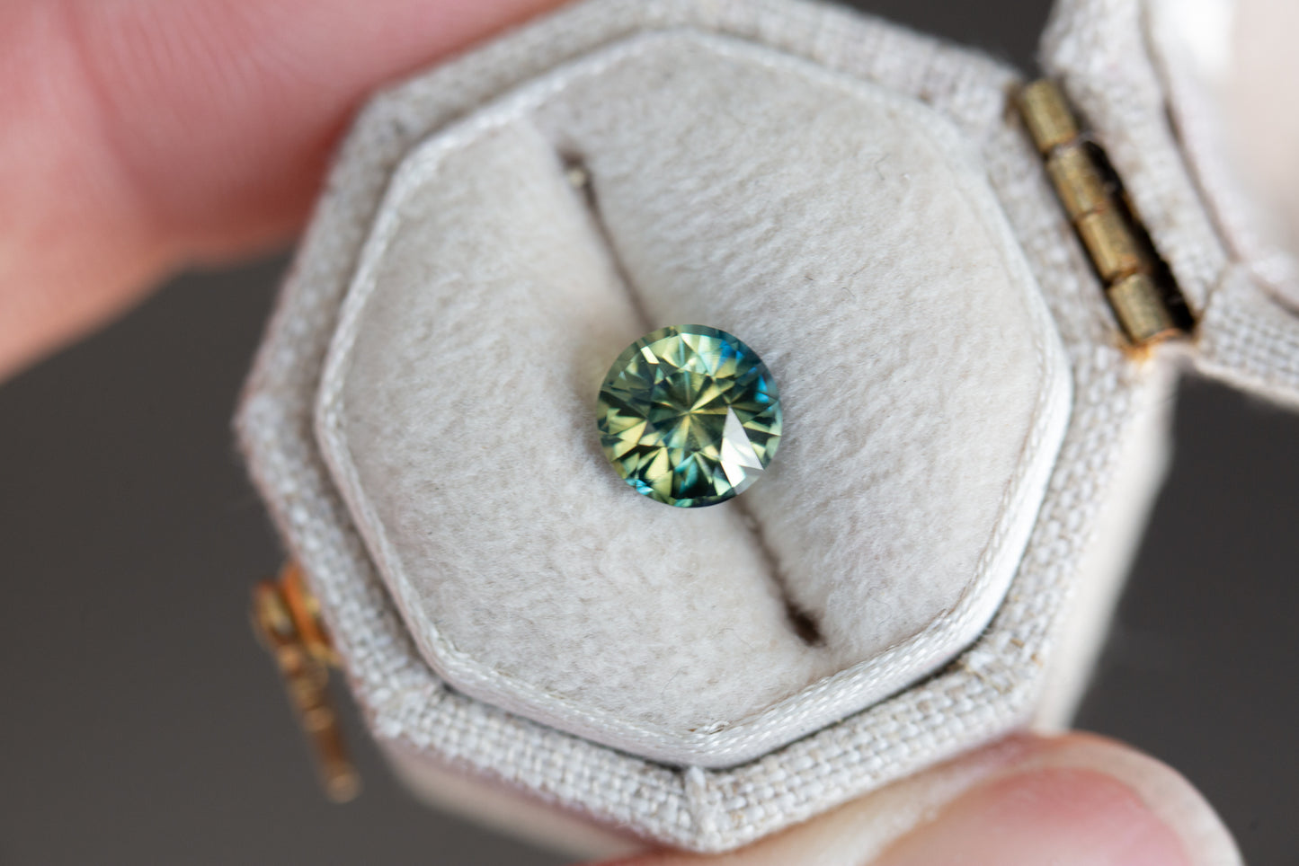 Load image into Gallery viewer, 1.5ct round green yellow blue sapphire
