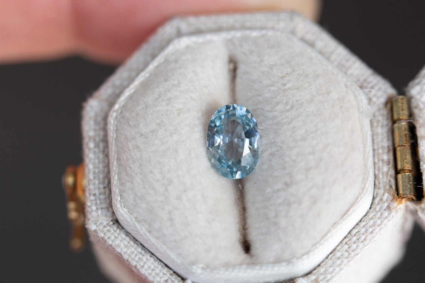 Load image into Gallery viewer, .99ct oval light blue sapphire
