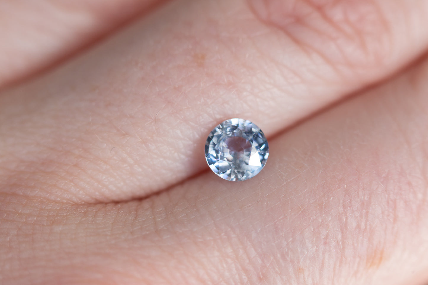 Load image into Gallery viewer, 1.08ct round light blue sapphire
