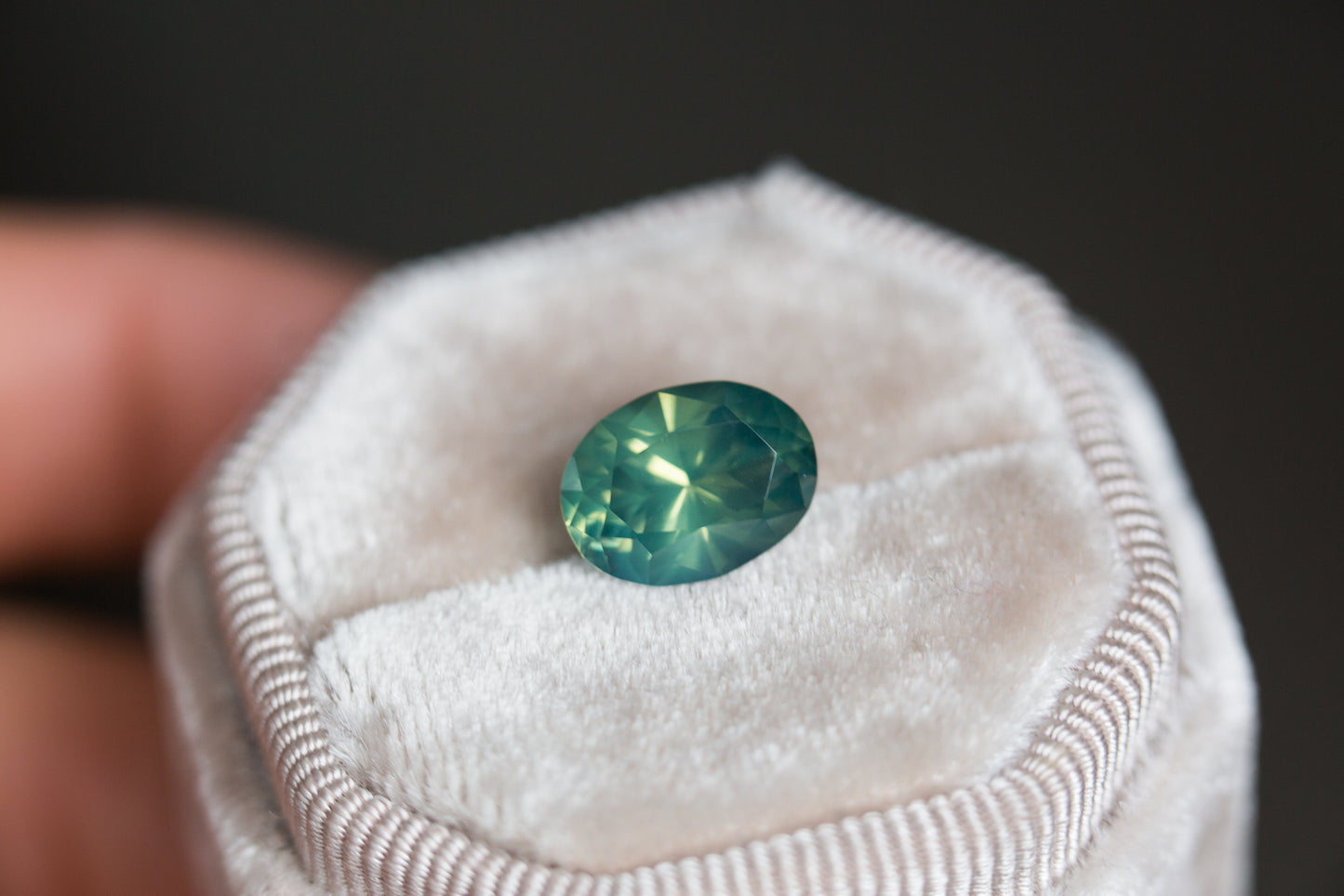 Load image into Gallery viewer, 4.64ct oval opalescent teal green sapphire
