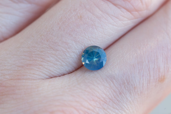 Load image into Gallery viewer, 1.1ct round opalescent blue sapphire
