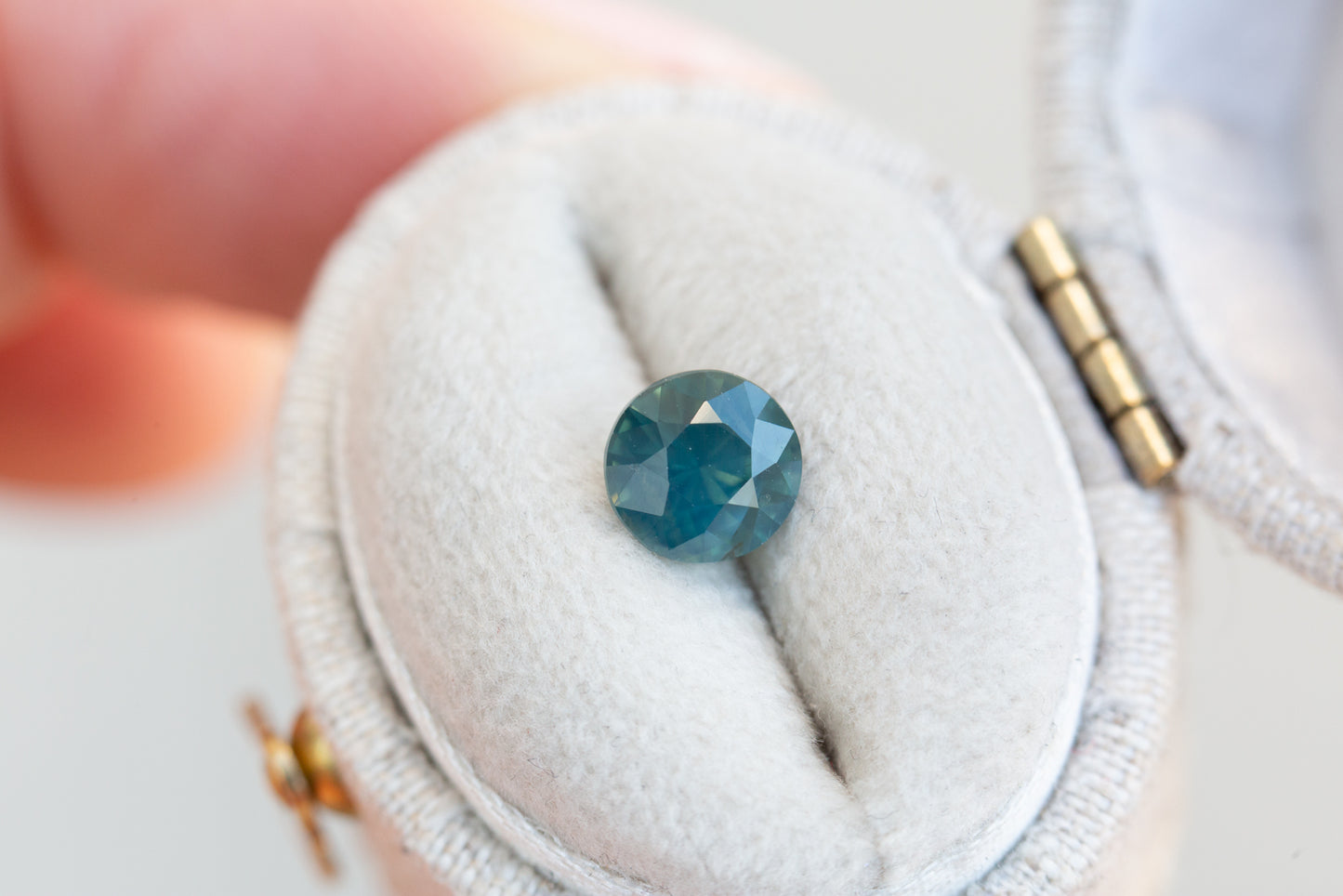 Load image into Gallery viewer, 1.25ct round opalescent teal/blue/green sapphire
