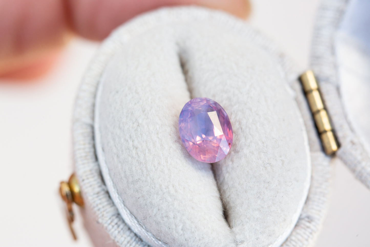 Load image into Gallery viewer, 1.53ct oval opalescent pink purple sapphire
