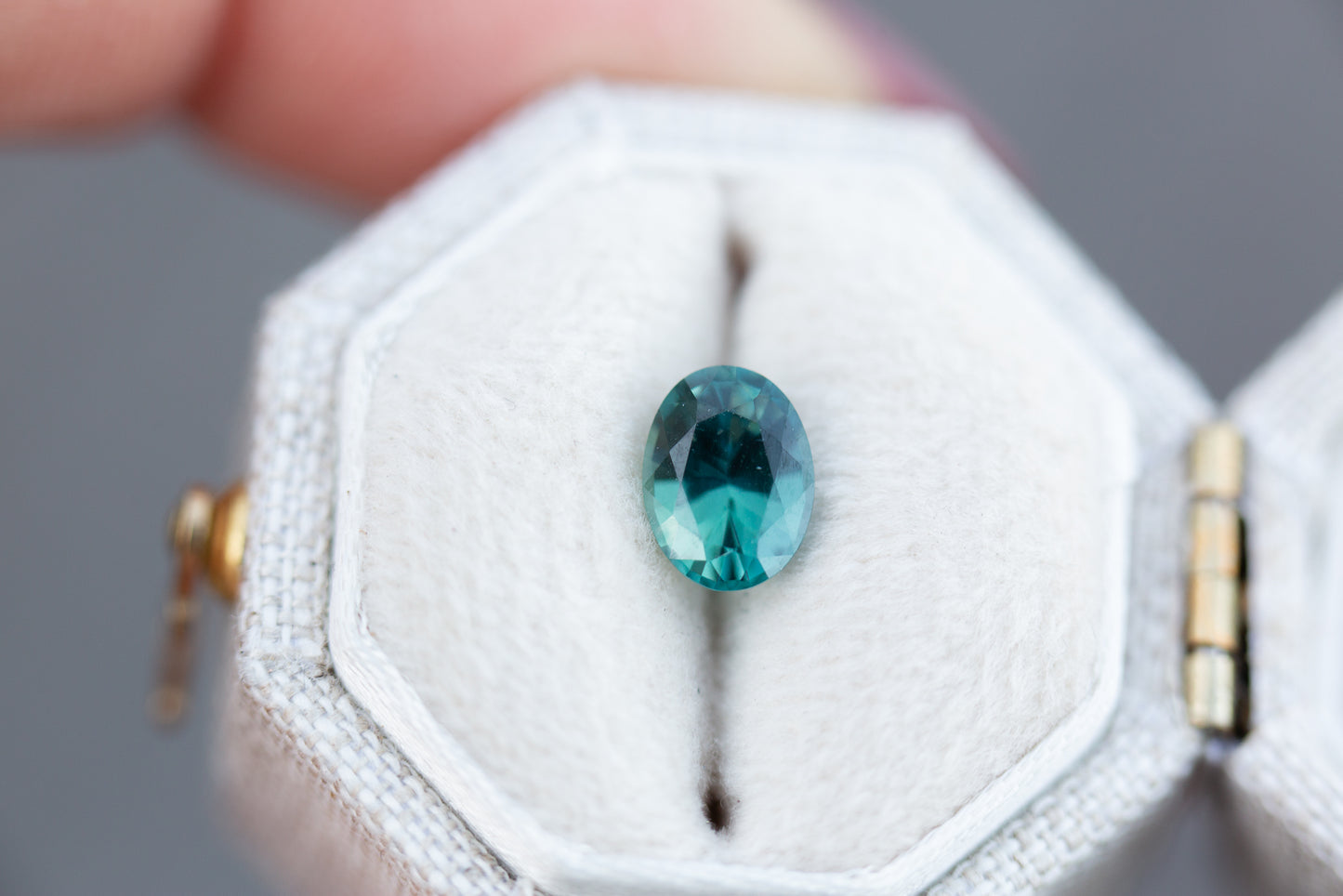 Load image into Gallery viewer, 1.13ct oval teal sapphire
