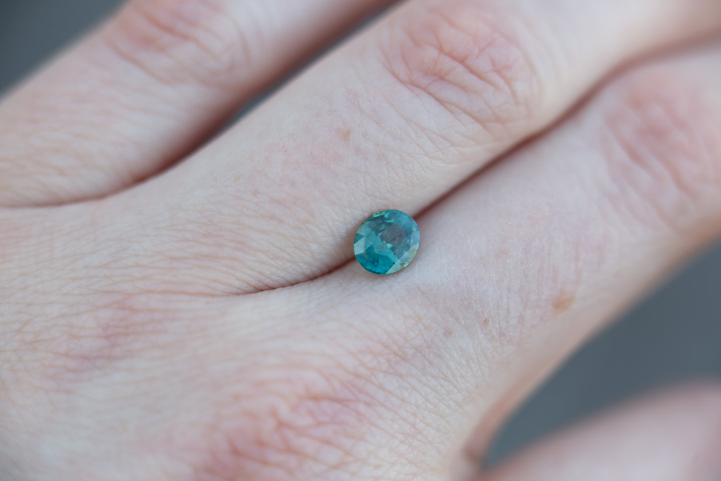 Load image into Gallery viewer, 1.04ct oval teal sapphire
