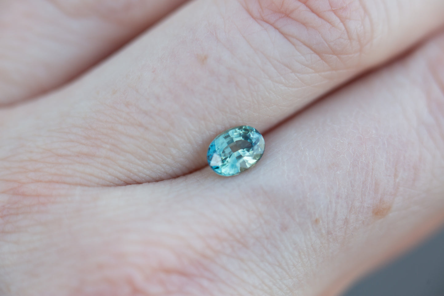 Load image into Gallery viewer, 1.05ct oval teal sapphire
