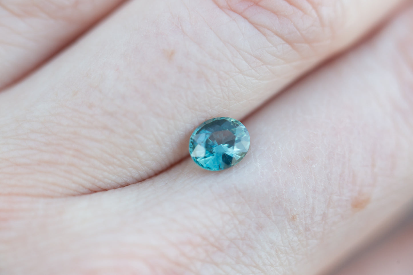 Load image into Gallery viewer, 1.03ct oval teal sapphire
