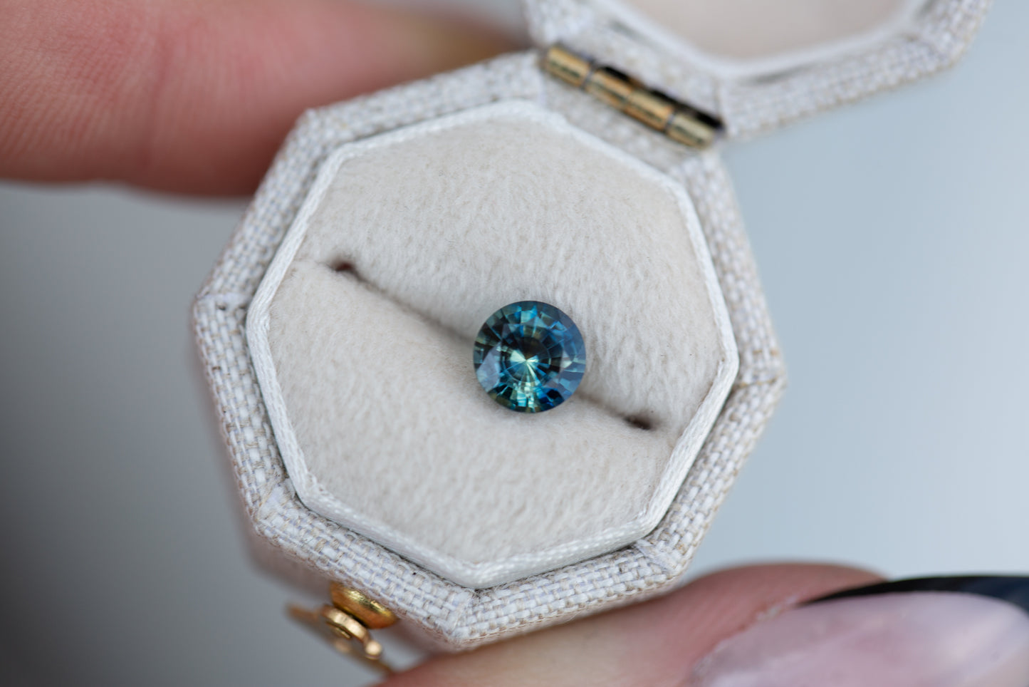 Load image into Gallery viewer, 1.05ct round blue teal sapphire
