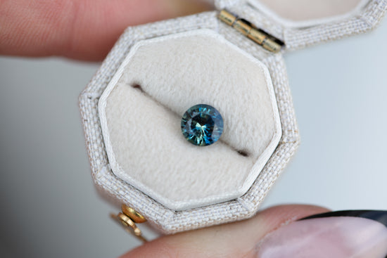Load image into Gallery viewer, 1.05ct round blue teal sapphire
