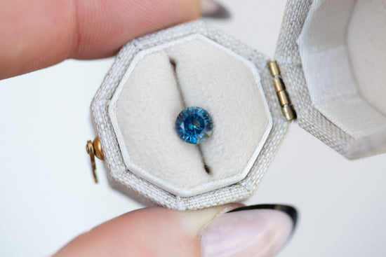 1.05ct round blue sapphire