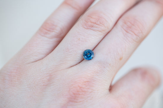 Load image into Gallery viewer, 1.05ct round blue sapphire
