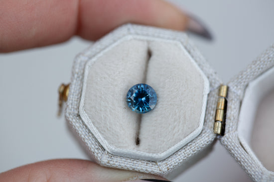 Load image into Gallery viewer, 1.13ct blue teal round sapphire
