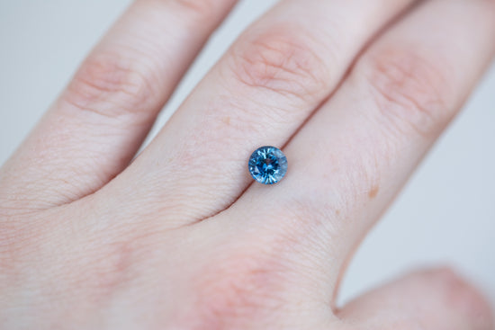 Load image into Gallery viewer, 1.13ct blue teal round sapphire
