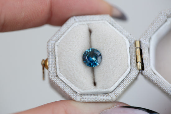 Load image into Gallery viewer, 1.12ct round blue/teal sapphire
