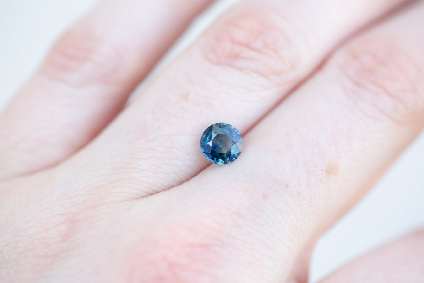 Load image into Gallery viewer, 1.08ct round blue teal sapphire
