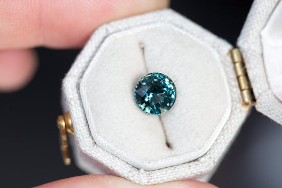 Load image into Gallery viewer, 2.13ct round teal/blue sapphire
