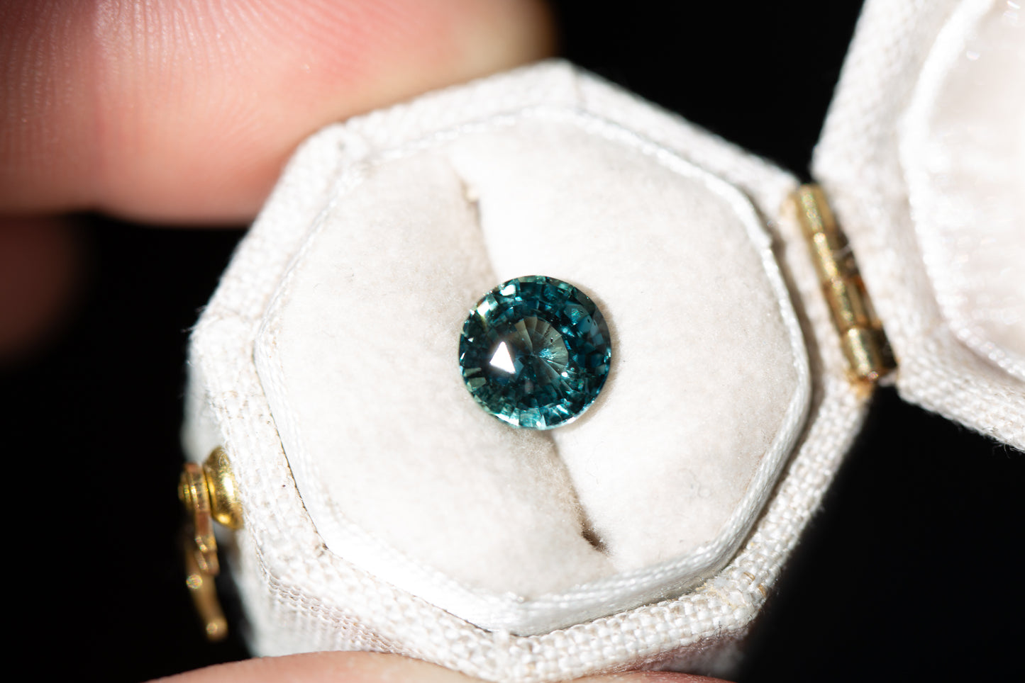 Load image into Gallery viewer, 2.13ct round teal/blue sapphire
