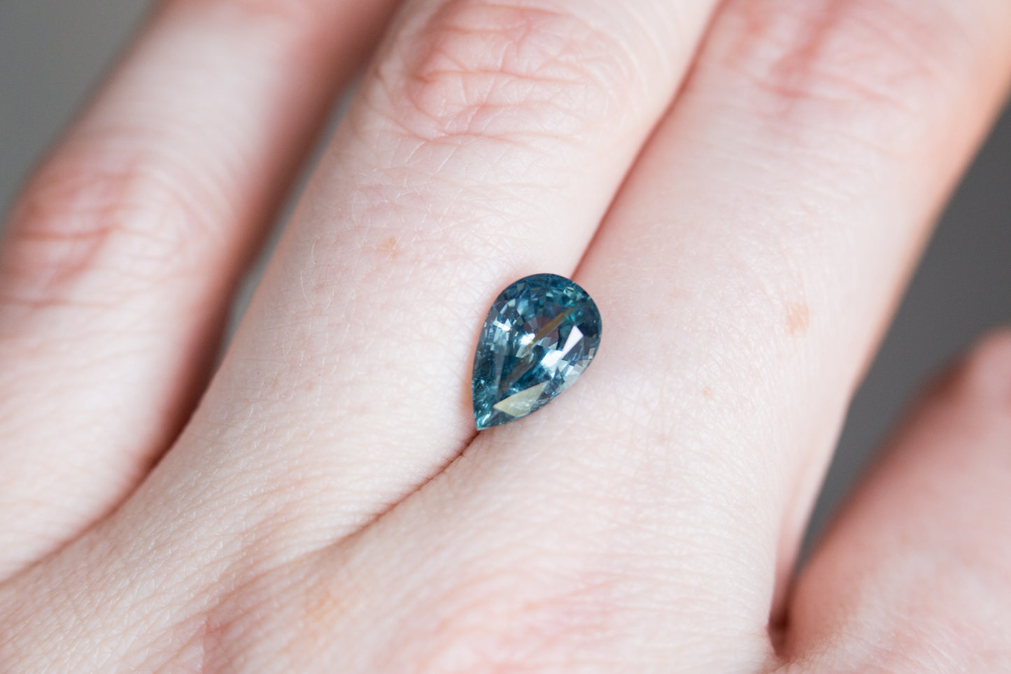 Load image into Gallery viewer, 2.56ct pear blue teal sapphire
