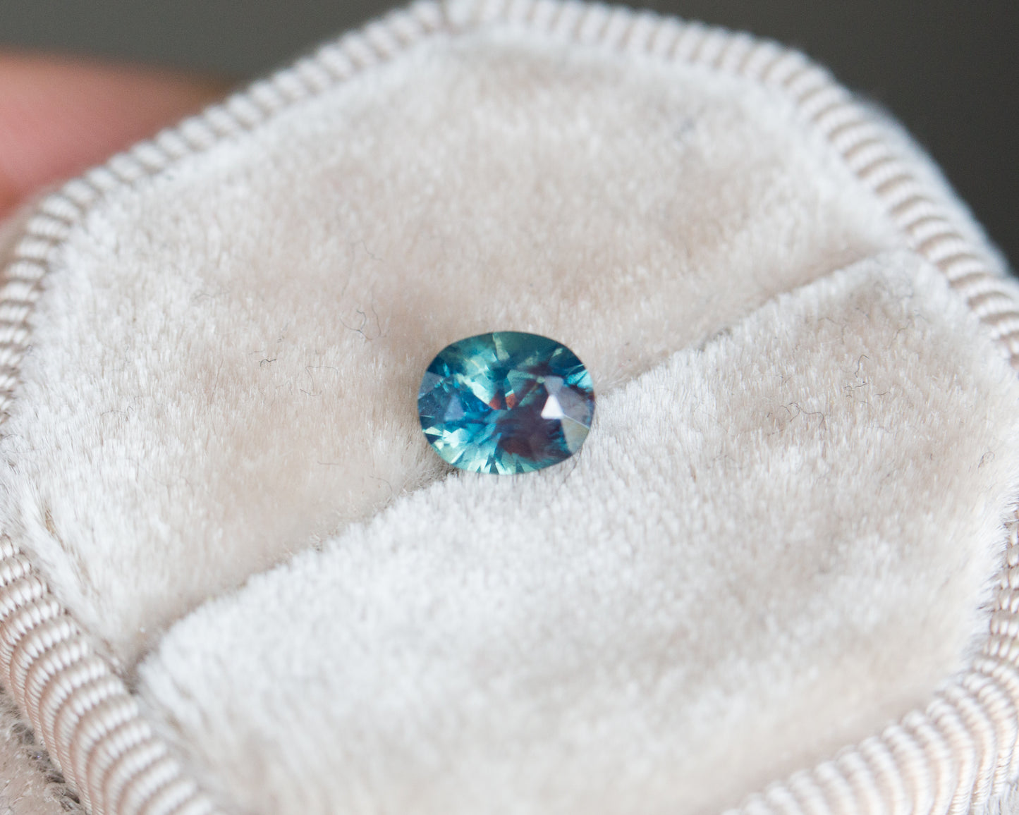 Load image into Gallery viewer, .96ct oval opalescent teal sapphire
