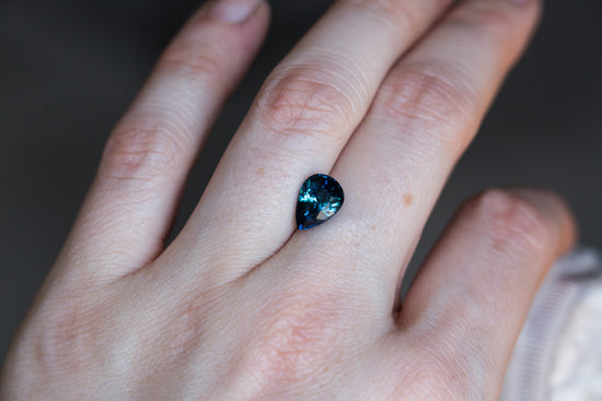 Load image into Gallery viewer, 2.51ct pear blue green sapphire
