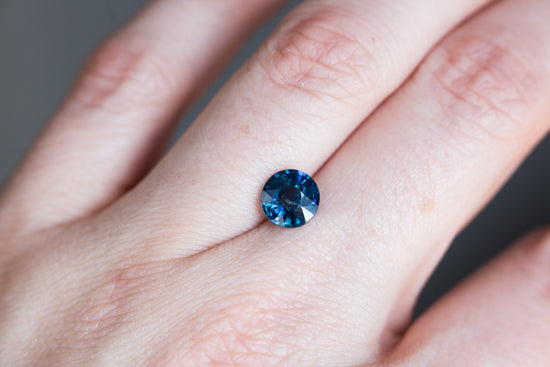 Load image into Gallery viewer, 2.03ct round blue sapphire
