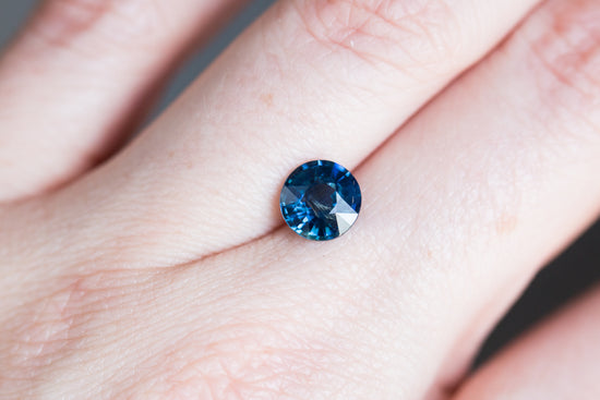 Load image into Gallery viewer, 2.03ct round blue sapphire
