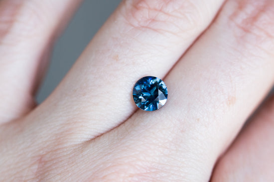 Load image into Gallery viewer, 1.62ct round blue sapphire
