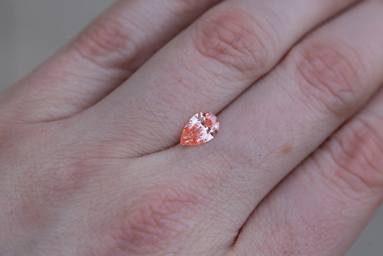 Load image into Gallery viewer, 1.03ct pear fancy vivid pink lab diamond
