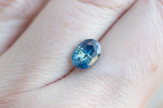 Load image into Gallery viewer, 1.89ct oval blue parti sapphire- Starbrite cut by John Dyer

