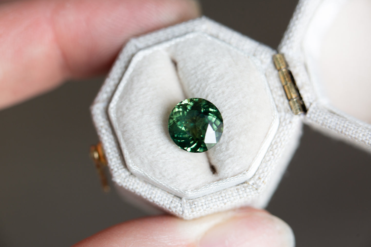 Load image into Gallery viewer, 3.08ct round green teal sapphire
