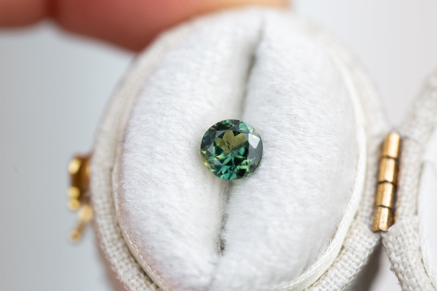 Load image into Gallery viewer, .85ct round teal green sapphire
