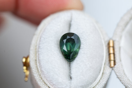Load image into Gallery viewer, 2.47ct pear green sapphire
