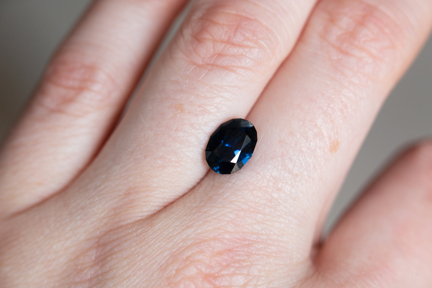 Load image into Gallery viewer, 2.61ct oval deep blue sapphire
