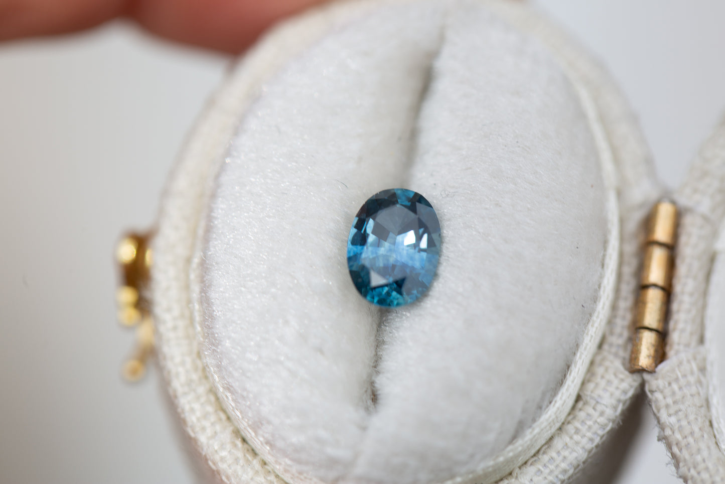 Load image into Gallery viewer, .84ct oval blue teal sapphire

