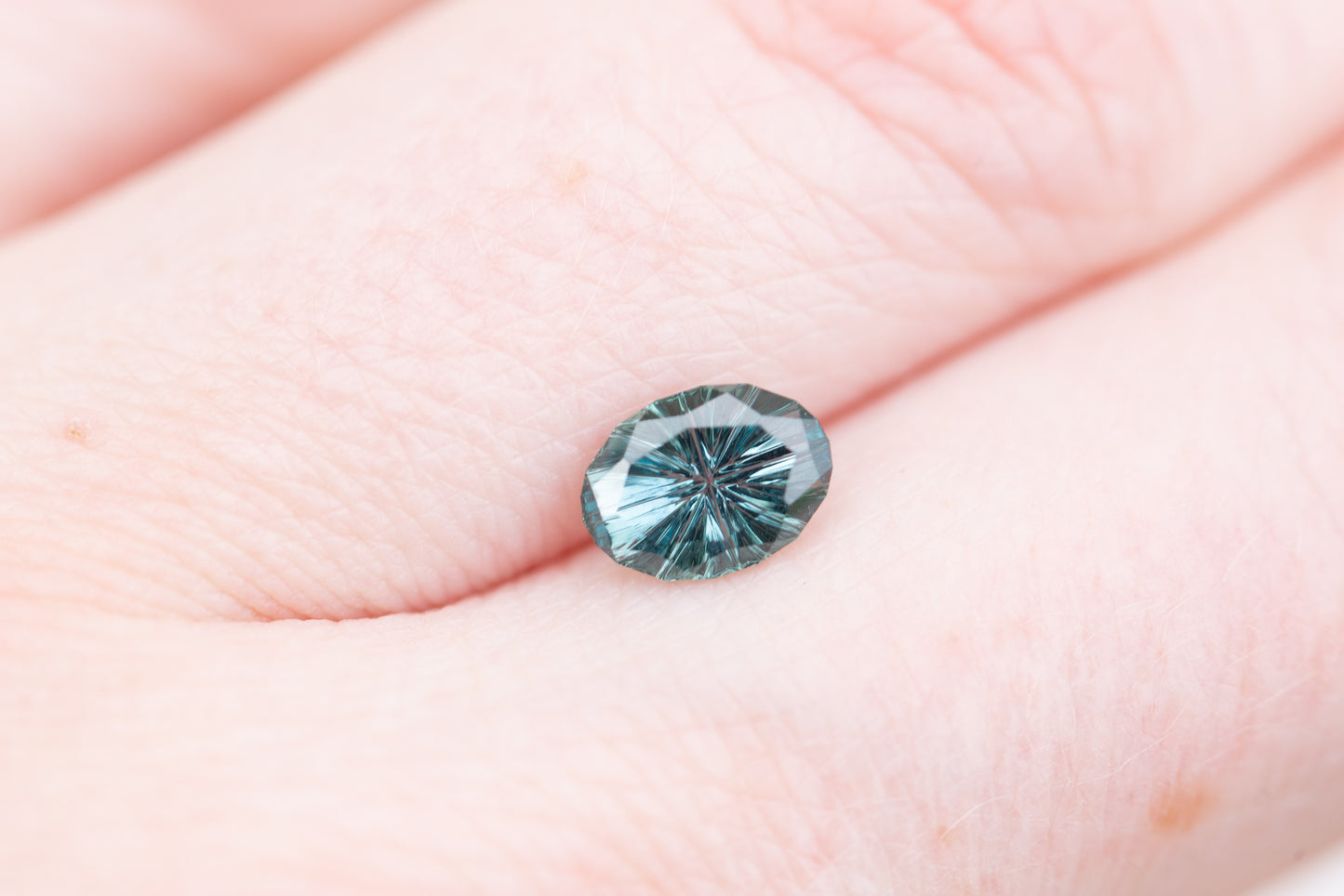 Load image into Gallery viewer, 1.13ct oval teal sapphire - starbrite cut by John Dyer
