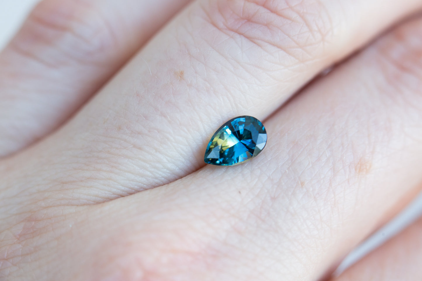 Load image into Gallery viewer, 1.07ct pear blue green sapphire
