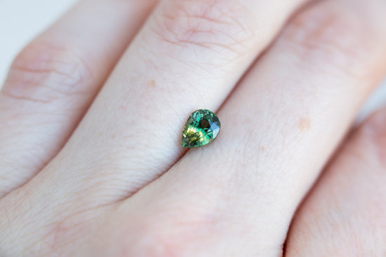 Load image into Gallery viewer, 1.03ct pear green sapphire
