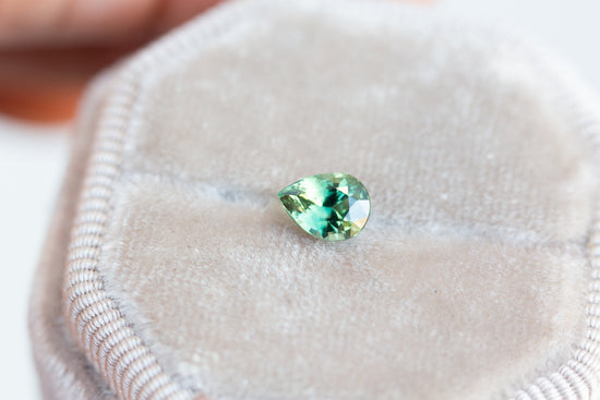 Load image into Gallery viewer, 1.03ct pear green sapphire
