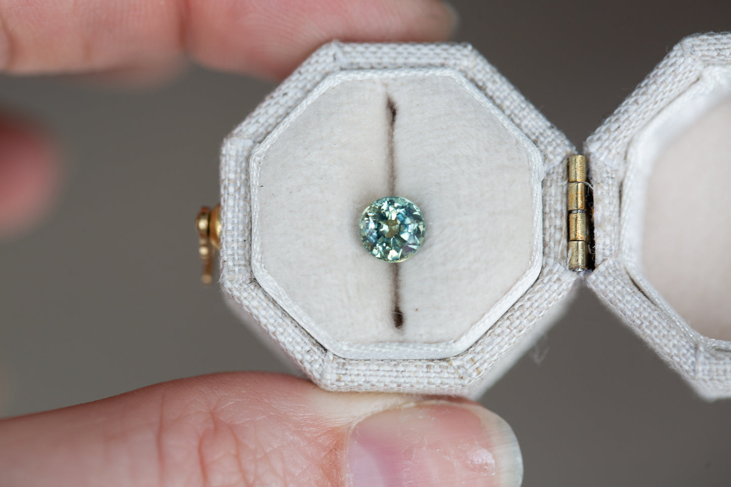 Load image into Gallery viewer, 1.02ct round green teal sapphire
