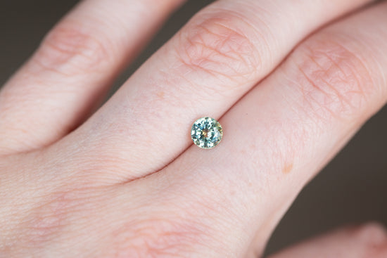 Load image into Gallery viewer, 1.02ct round green teal sapphire
